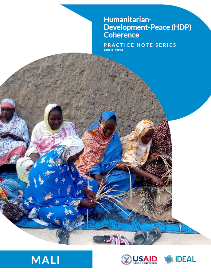 La page de couverture de la série de notes pratiques sur la cohérence du HDP : note pratique sur le Mali. Il comprend le titre, les logos USAID et IDEAL et une image de cinq femmes assises ensemble.