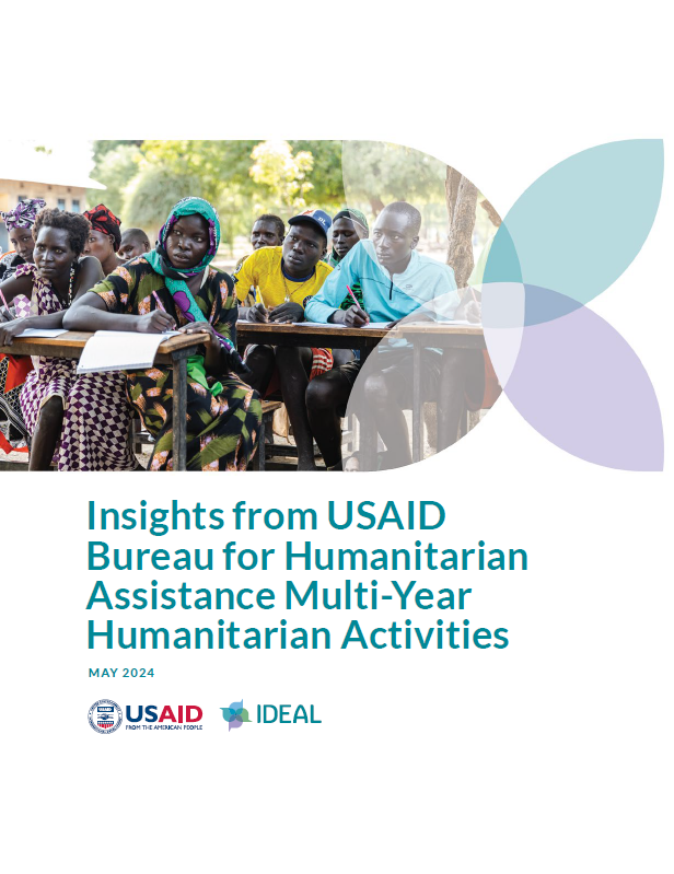 Page de couverture des informations sur les activités humanitaires pluriannuelles du Bureau de l'USAID pour l'assistance humanitaire ; comprend le titre, une image d'hommes et de femmes écrivant à des tables en classe, ainsi que les logos USAID et IDEAL.