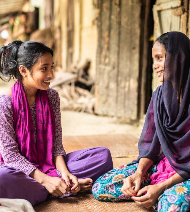 Femmes assises et parlant en cercle au Bangladesh