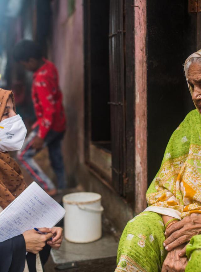 Un agent de santé communautaire parle avec une femme à Mumbai