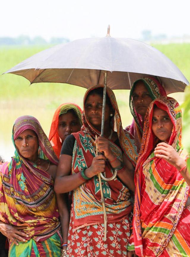 Groupe de femmes sous un parapluie
