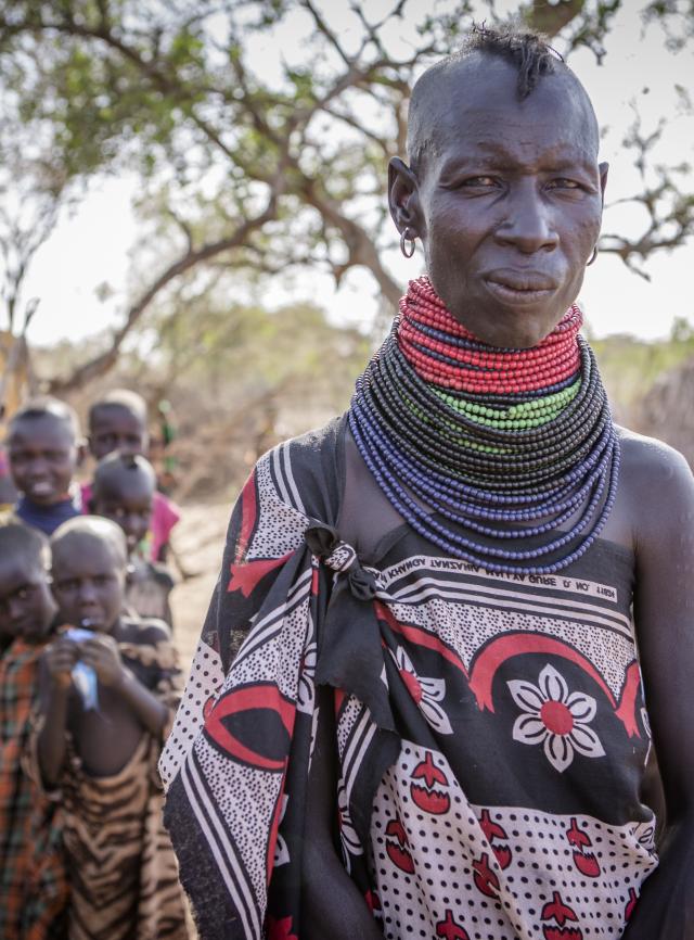 Groupe de femmes et d'enfants debout dans un village au Kenya