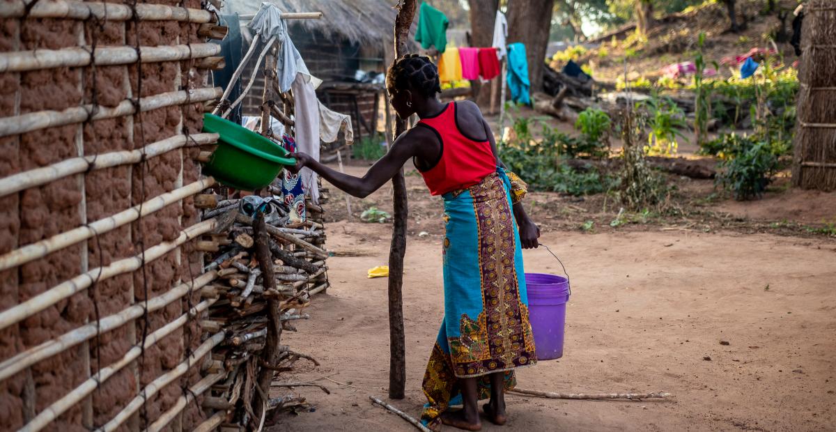 Une femme mozambicaine va chercher de l'eau