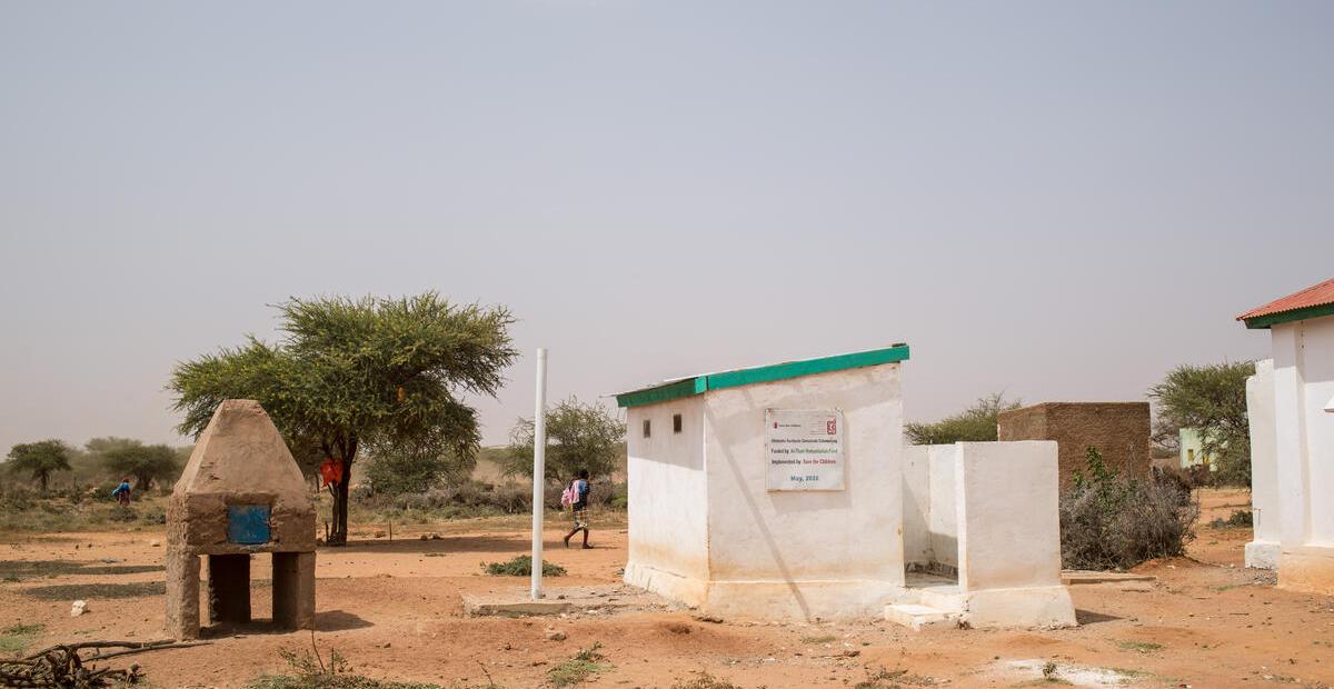 Une clinique de santé mobile au Somaliland avec des latrines blanches avec des garnitures vertes.