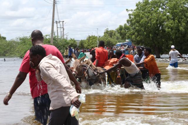 Residents of Baladweyne affected by the floods escaping on donkey cart