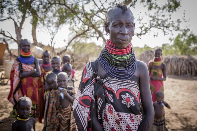 Groupe de femmes et d'enfants debout dans un village au Kenya