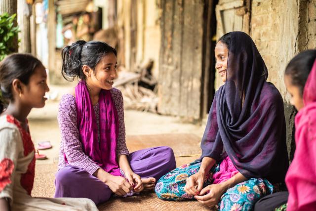 Femmes assises et parlant en cercle au Bangladesh